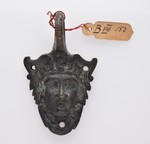 Gehenkelte weibliche Maske