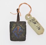 Plättchen mit Lilien; Emailreste