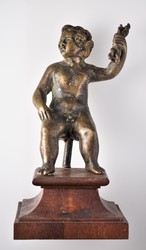 Knabe mit Donnerkeil sitzend